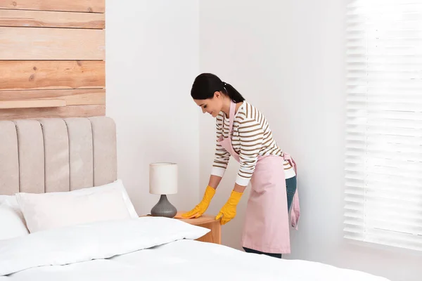 Camarera Joven Limpiando Polvo Mesita Noche Dormitorio — Foto de Stock