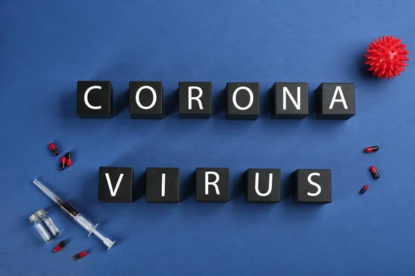 Träkuber Med Ord Corona Virus Och Medicin Blå Bakgrund Platt — Stockfoto