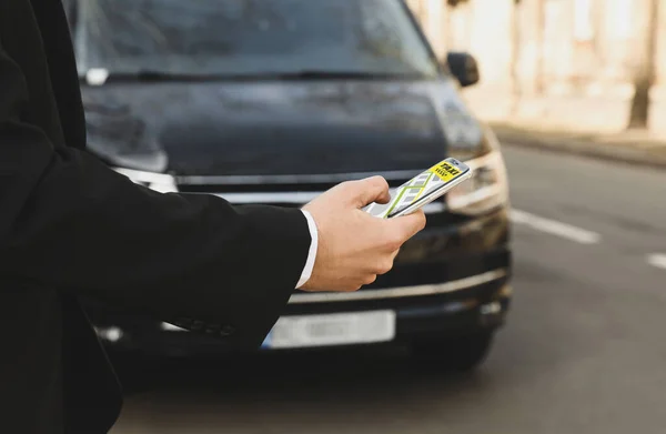 Obchodník Objednávající Taxi Chytrým Telefonem Ulici Města Detailní Záběr — Stock fotografie
