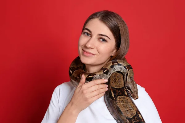 Ung Kvinna Med Boa Constrictor Röd Bakgrund Exotiska Sällskapsdjur — Stockfoto