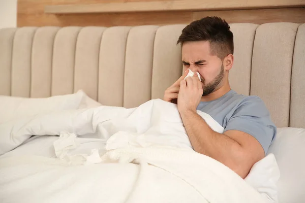 Joven Enfermo Cama Casa Virus Gripe —  Fotos de Stock