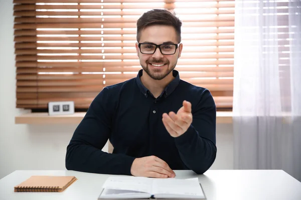 Happy Man Pomocą Czatu Wideo Nowoczesnym Biurze Widok Kamery Internetowej — Zdjęcie stockowe