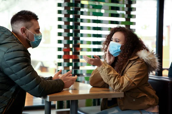 Pareja Con Máscaras Desechables Café Protección Contra Virus — Foto de Stock