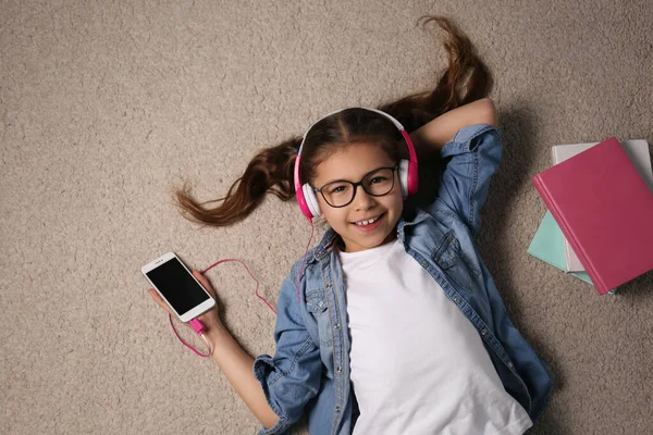 Schattig Meisje Luisteren Naar Audioboek Vloer Bovenaanzicht — Stockfoto