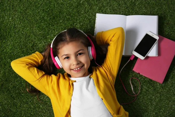 Cute Little Girl Słuchanie Audiobook Trawie Widok Góry — Zdjęcie stockowe