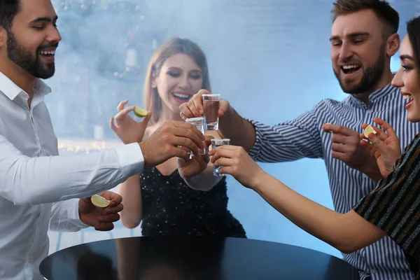 Giovani Brindare Con Spari Messicani Tequila Tavola Nel Bar — Foto Stock