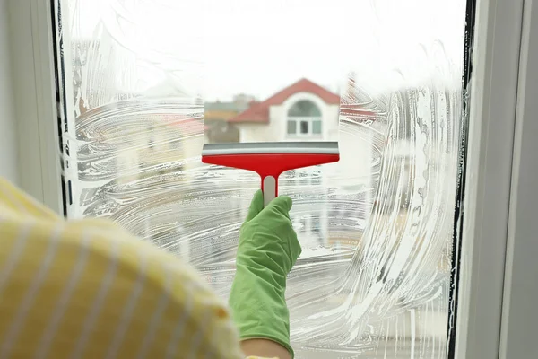 Kobieta Sprzątanie Okna Squeegee Wewnątrz Zbliżenie — Zdjęcie stockowe