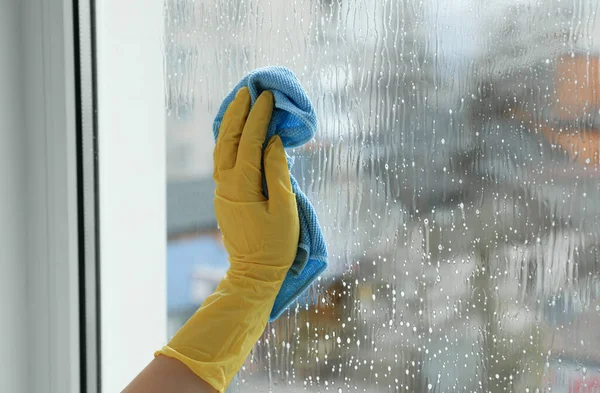 Kobieta Sprzątająca Okno Domu Widok Bliska — Zdjęcie stockowe