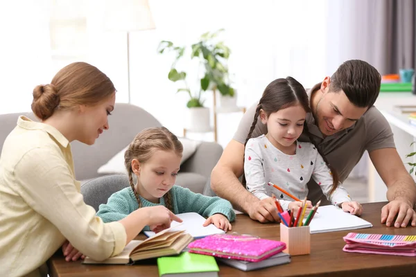 Padres Ayudando Sus Hijas Con Tarea Mesa Interior — Foto de Stock