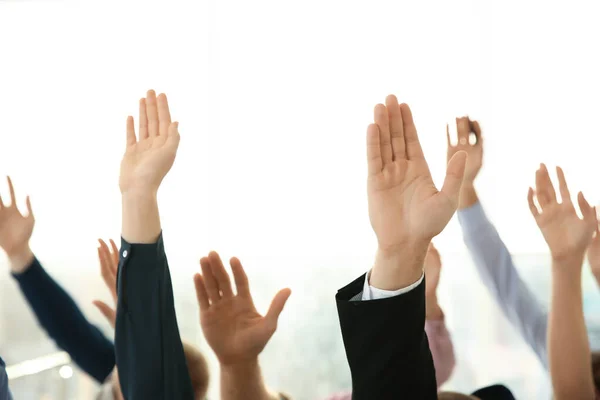 Menschen Die Die Hände Heben Fragen Business Training Auf Hellem — Stockfoto