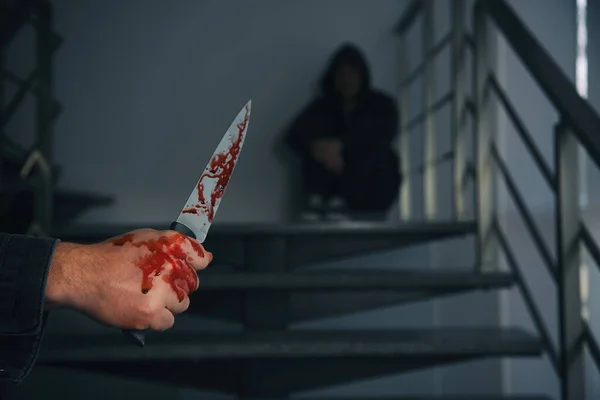 Egy Ember Véres Késsel Rémült Személlyel Lépcsőn Idebent Közelről Veszélyes — Stock Fotó