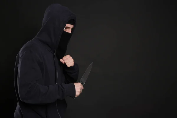 Człowiek Masce Nożem Czarnym Tle Miejsce Tekst Niebezpieczny Przestępca — Zdjęcie stockowe