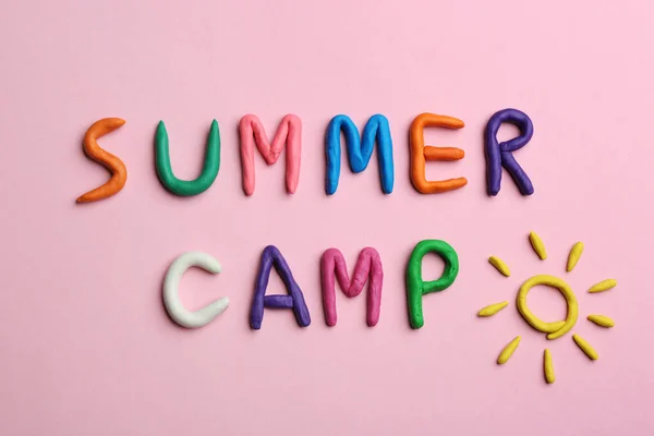 Phrase Summer Camp Aus Buntem Ton Auf Rosa Hintergrund Flache — Stockfoto