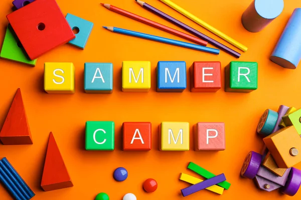 Bunte Holzwürfel Mit Der Aufschrift Summer Camp Auf Orangefarbenem Hintergrund — Stockfoto