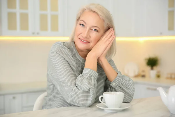 Mulher Madura Bonita Com Xícara Café Cozinha — Fotografia de Stock