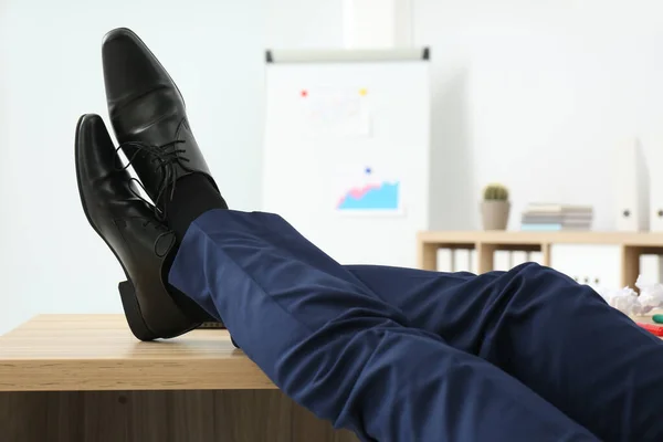 Fauler Büroangestellter Der Arbeitsplatz Mit Den Füßen Auf Dem Schreibtisch — Stockfoto