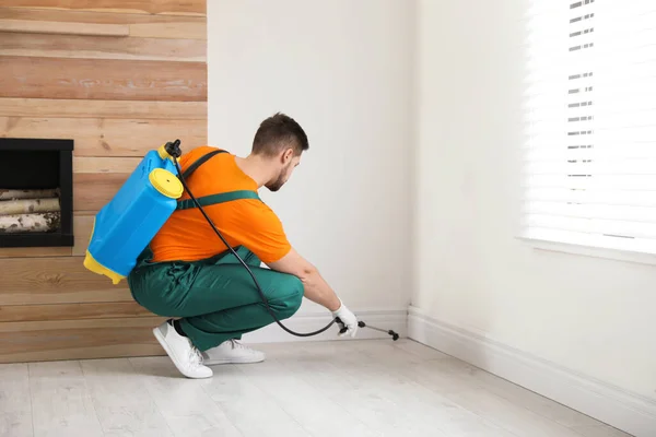 Ongediertebestrijding Werknemer Spuiten Insecticide Bodemplaat Thuis Ruimte Voor Tekst — Stockfoto