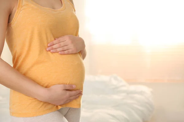 Ung Gravid Kvinna Sovrummet Närbild Plats För Text — Stockfoto