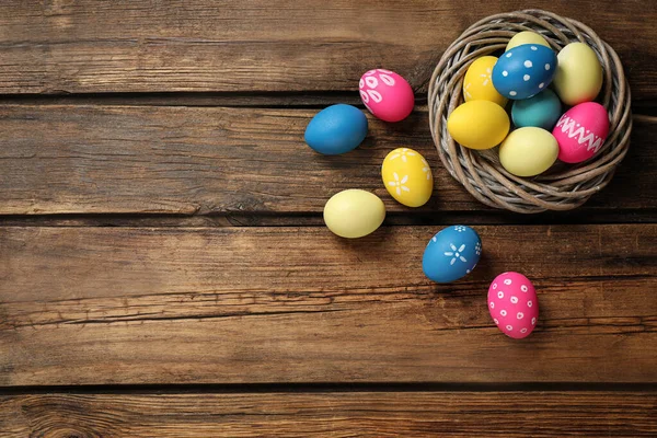 Barevná Velikonoční Vajíčka Dekorativním Hnízdě Dřevěném Pozadí Plochá Snáška Mezera — Stock fotografie