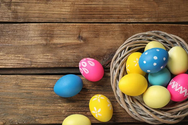 Huevos Pascua Coloridos Nido Decorativo Sobre Fondo Madera Puesta Plana — Foto de Stock