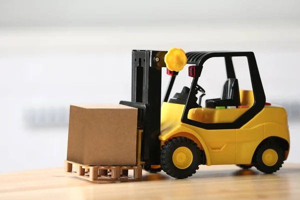 Toy Forklift Dengan Kotak Kardus Atas Meja Dengan Latar Belakang — Stok Foto