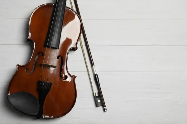 Klassische Geige Und Bogen Auf Weißem Holzgrund Flach Gelegt Raum — Stockfoto