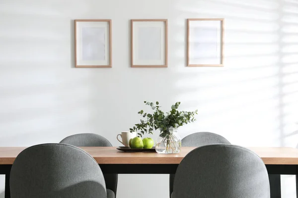 테이블 의자가 아름다운 설계를 아이디어 — 스톡 사진