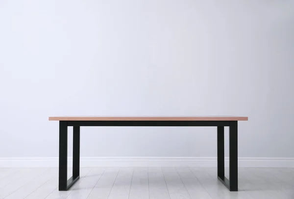 部屋の白い壁の近くに木製のテーブル テキスト用のスペース スタイリッシュなインテリアデザイン — ストック写真