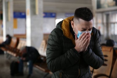 Evin içinde tek kullanımlık maskeli bir adam. Virüs koruması