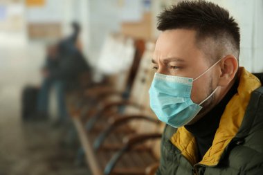 Evin içinde tek kullanımlık maskeli bir adam. Virüs koruması