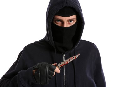 Beyaz arka planda kanlı bıçaklı maskeli bir adam. Tehlikeli suçlu.
