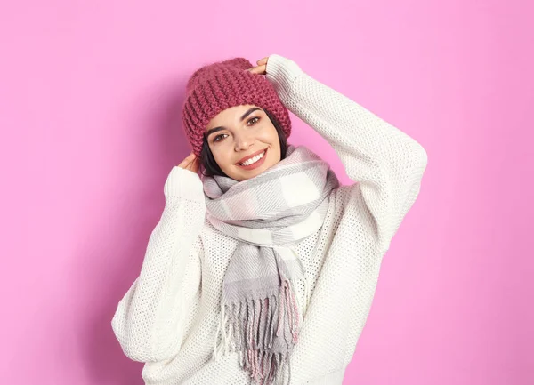 暖かいセーター スカーフ ピンクの背景の帽子を身に着けている若い女性 冬の季節 — ストック写真