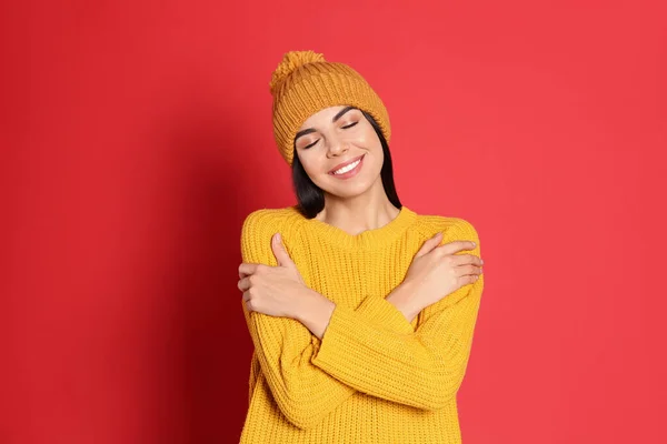 Mujer Joven Con Suéter Cálido Sombrero Sobre Fondo Rojo Temporada — Foto de Stock