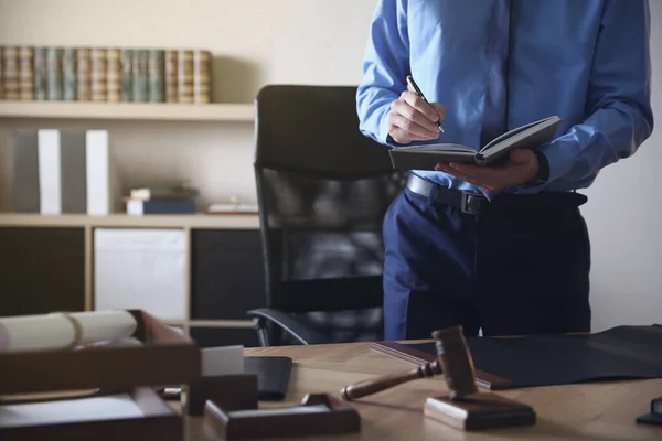 Ofiste Çalışan Erkek Avukat Yakın Plan — Stok fotoğraf