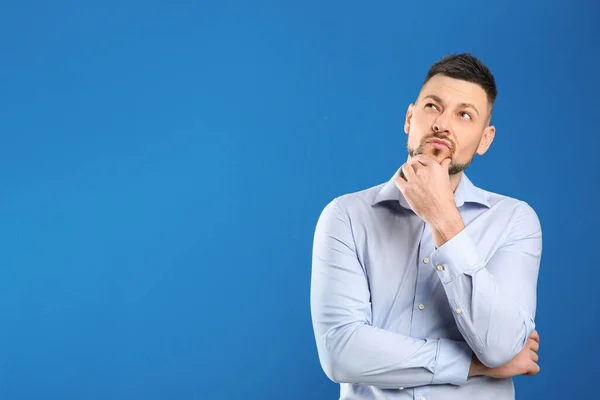 Hombre Reflexivo Sobre Fondo Azul Espacio Para Texto — Foto de Stock