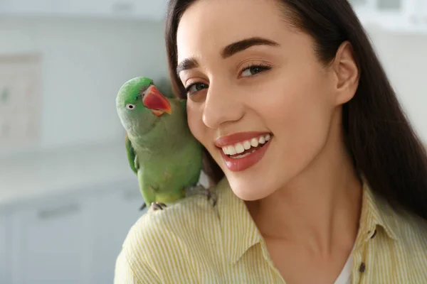 Junge Frau Mit Alexandrine Sittich Drinnen Nahaufnahme Nettes Haustier — Stockfoto