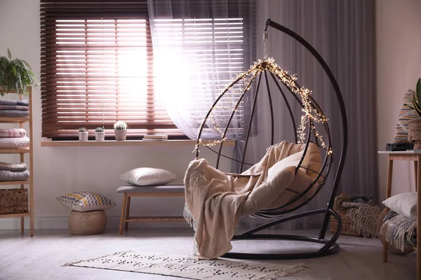 在现代客厅里 舒适的挂着仙女灯的椅子 室内设计 — 图库照片