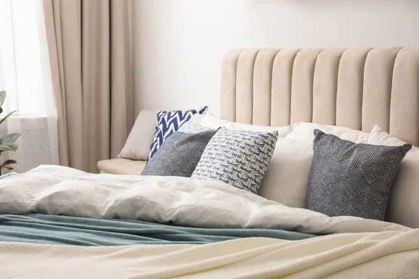 快適なベッドと枕が部屋にあります スタイリッシュなインテリアデザイン — ストック写真