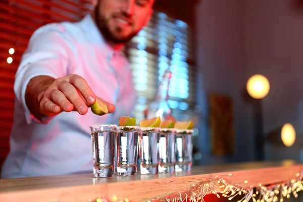 Bartender Sätta Lime Skott Glas Mexikansk Tequila Vid Bardisken Närbild — Stockfoto