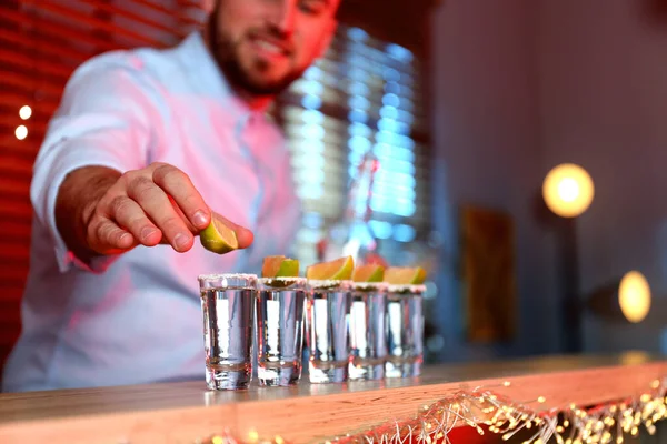 Csapos Lime Tesz Egy Pohár Mexikói Tequilára Pultnál Közelkép — Stock Fotó