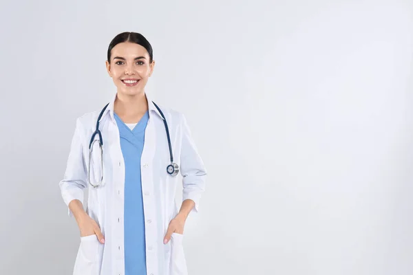 Portrait Jeune Médecin Avec Stéthoscope Sur Fond Blanc — Photo