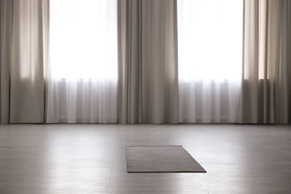 Grey Yoga Mat Floor Spacious Room — Φωτογραφία Αρχείου
