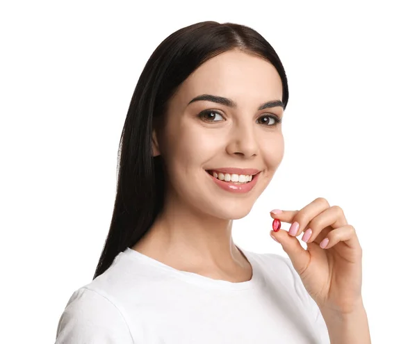 Beyaz Arka Planda Vitamin Kapsülü Olan Genç Bir Kadın — Stok fotoğraf
