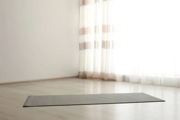 Tapis Yoga Gris Déroulé Sur Sol Dans Chambre Espace Pour — Photo