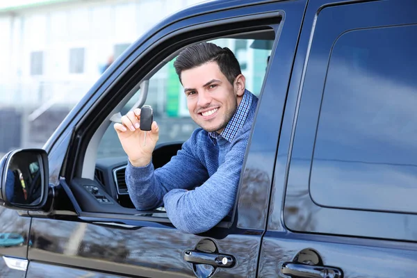 Homme Avec Clé Assis Dans Voiture Extérieur Acheter Une Nouvelle — Photo