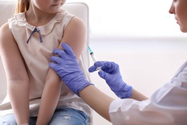 Klinikte suçiçeği aşısı olan küçük bir kız. Varicella virüs önleme