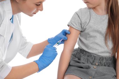 Beyaz arka planda suçiçeği aşısı olan küçük bir kız. Varicella virüs önleme