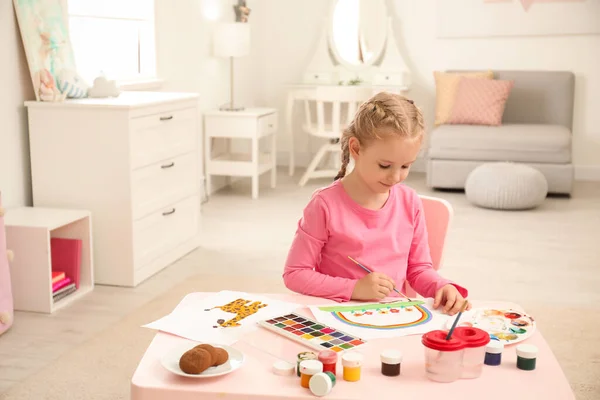 Cute Little Child Painting Table Room — 스톡 사진