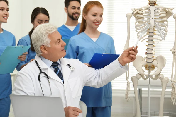 Orvostanhallgatókat Oktató Hivatásos Ortopéd Orvos Klinikán — Stock Fotó