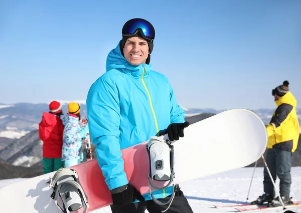 Man Med Snowboard Skidorten Vintersemester — Stockfoto